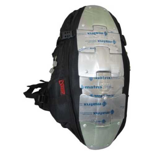 Раница с метален гръбен протектор